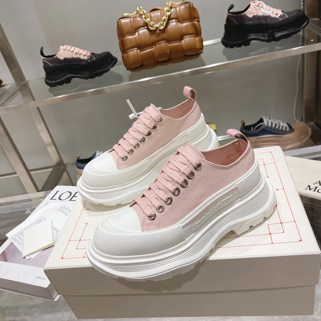 👟👟Ex-factory price 580👟👟 The latest version of Alexander McQueen's men's and women's couple's model is a hot item👑Purchase version original version 1:1 Fabric: Original imported waterproof canvas Lining: Imported water-resistant sheepskin, strong, stain-resistant and breathable. Insole: Imported silk lining Outsole: TPU multi-layer original combination sole (not the ordinary sole on the market) Packaging: Comes with original shoe box, cloth bag, certificate card Code number: 34-45